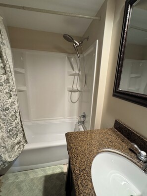 Shower, towels, soap, toilet paper - Superb 4-bedroom historical house in Fredericktown (Fredericktown)