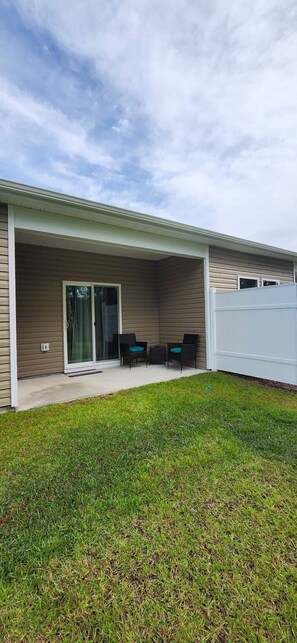 Terrace/patio - 3BR/2.5BA Townhome Sleeps 8, Near Sunset and Ocean Isle Beach (Ocean Isle Beach)
