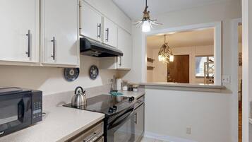 ثلاجة، ميكروويف، فرن، موقد طهي مسطح