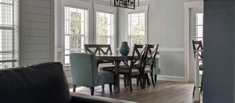 Spacious 5-bedroom farmhouse with AC, fitness room in charming North Fort Myers