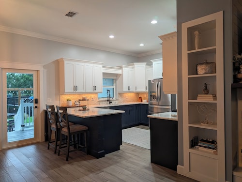 Spacious 5-bedroom farmhouse with AC, fitness room in charming North Fort Myers