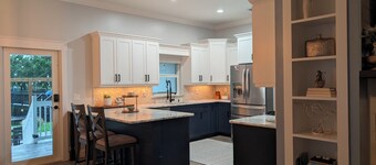 Spacious 5-bedroom farmhouse with AC, fitness room in charming North Fort Myers