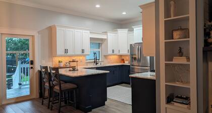 Spacious 5-bedroom farmhouse with AC, fitness room in charming North Fort Myers