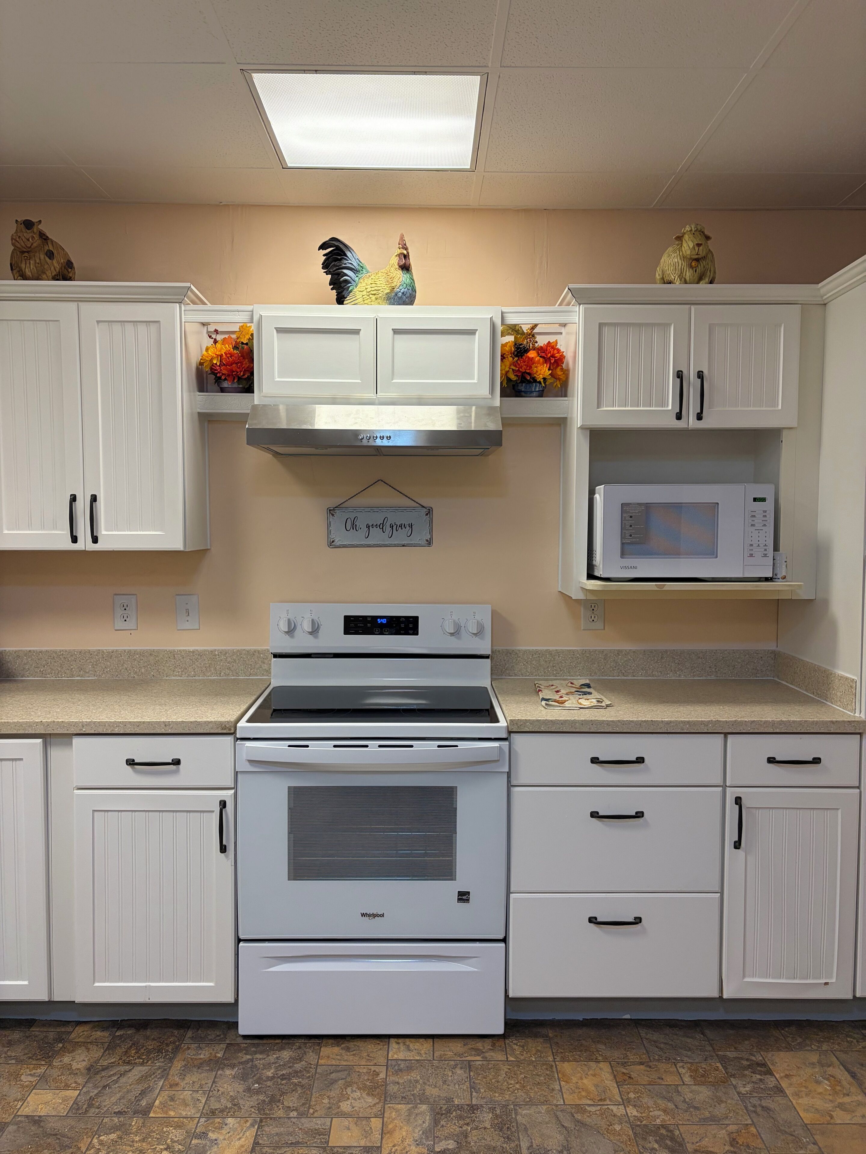 Kjøleskap, mikrobølgeovn, ovn og kokeplater