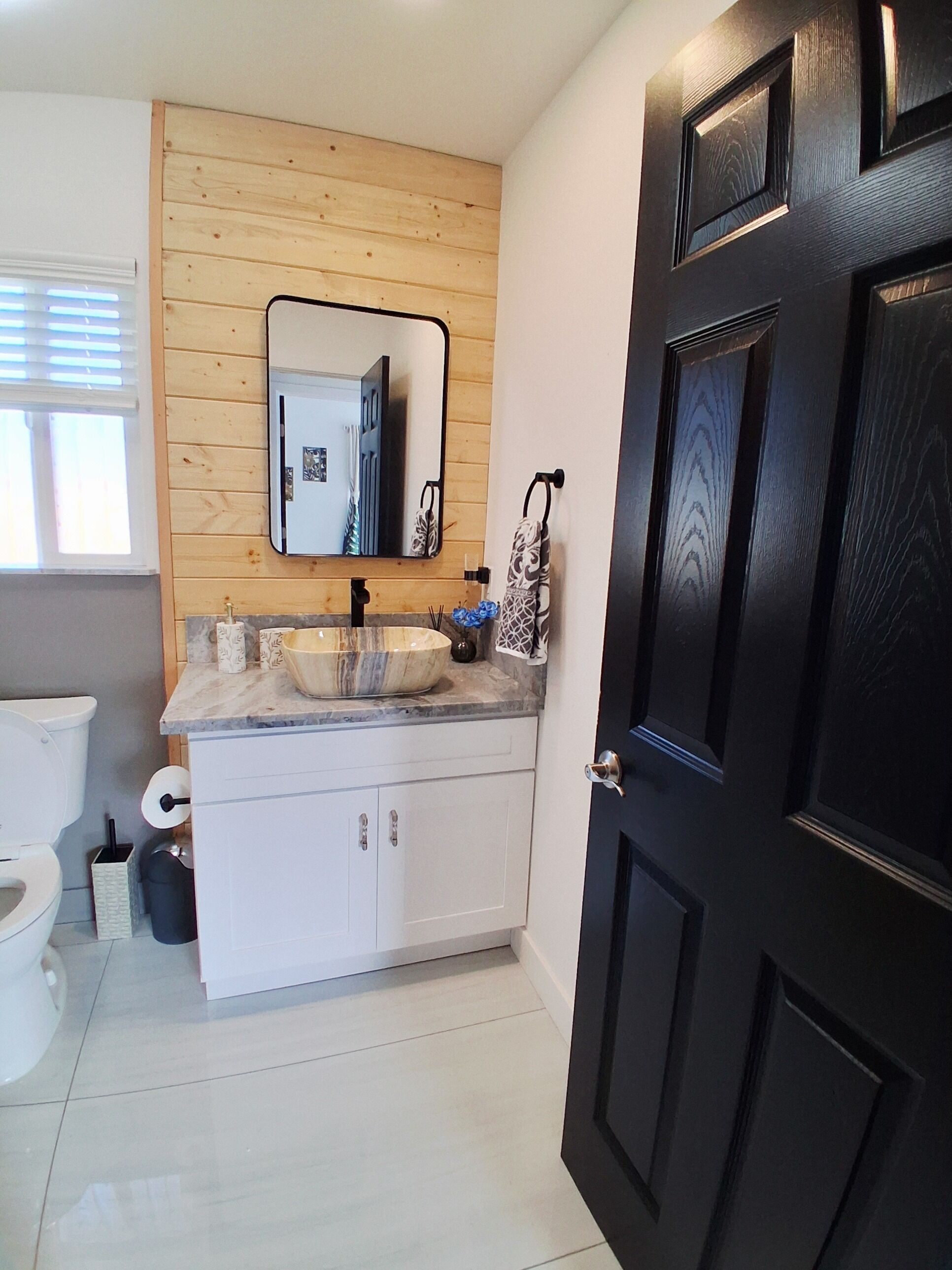 Een douche, handdoeken, zeep, shampoo