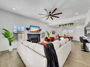 Smart TV, fireplace - Spanish Wells Stunner, Jungle Luxe TPC Perfection. (Scottsdale)