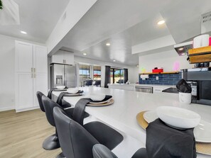 Fridge, microwave, oven, stovetop - Spanish Wells Stunner, Jungle Luxe TPC Perfection. (Scottsdale)