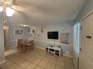 Interior - Beautiful condo with beach access and pool (Gulf Shores)