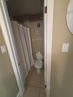 Regadera, toallas, papel de baño 