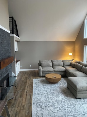 TV, fireplace - Looking for a perfect getaway? (Stanwood)