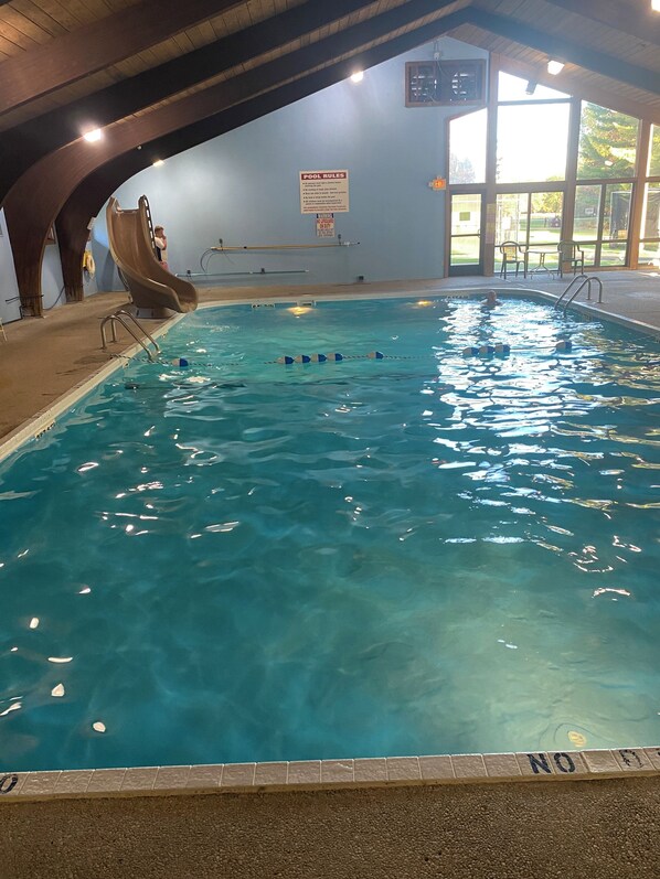 من حمّامات السباحة المغطاة، حمّام سباحة خارجي