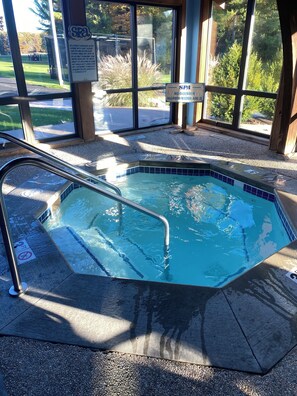 Indoor pool, outdoor pool - Looking for a perfect getaway? (Stanwood)