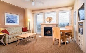 Smart TV - Seaside Beachfront, Spring Break, beautiful, welcoming Condo. STEPS TO THE BEACH (Seaside)