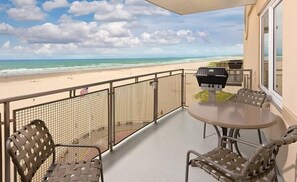 Outdoor dining - Seaside Beachfront, Spring Break, beautiful, welcoming Condo. STEPS TO THE BEACH (Seaside)
