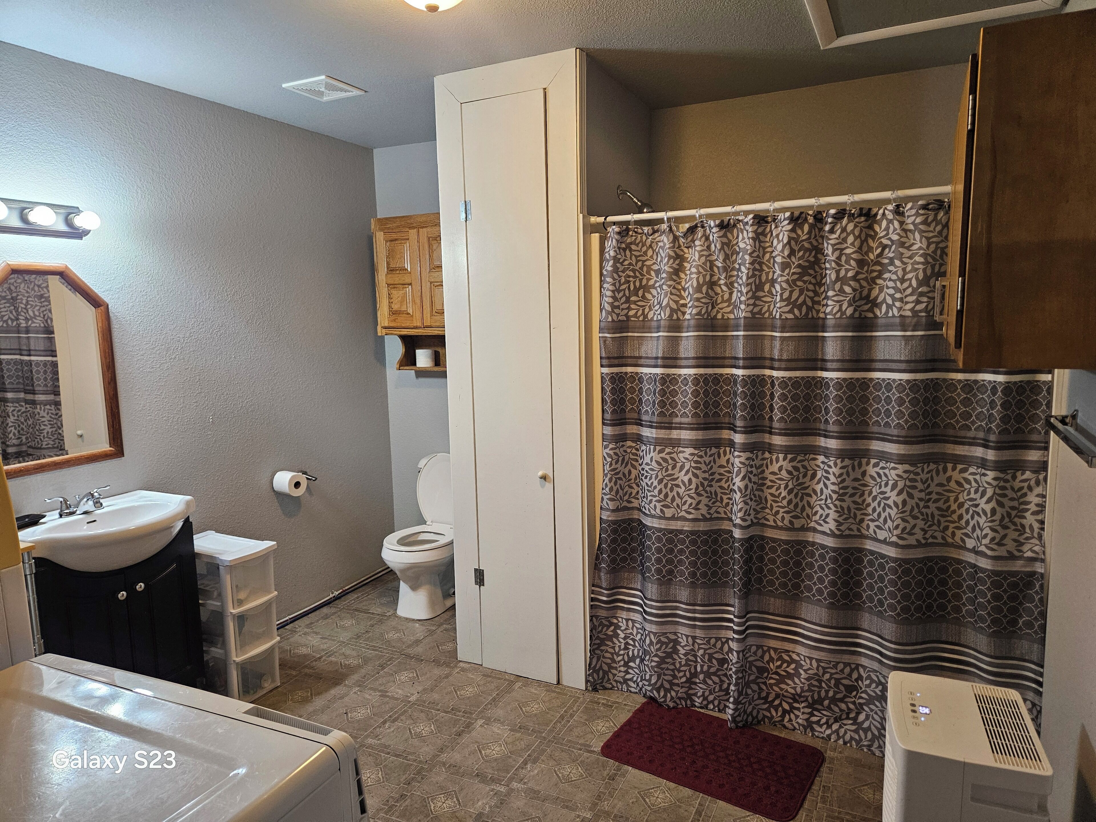 Haartrockner, Handtücher, Seife, Toilettenpapier