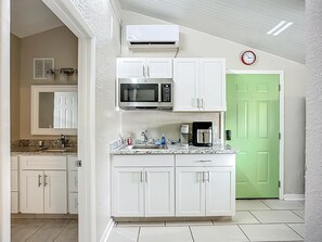 Een koelkast, een microgolfoven, een kookplaat