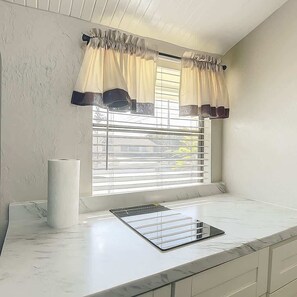 Een koelkast, een microgolfoven, een kookplaat