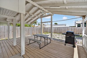 Outdoor dining - Pet-Friendly Home Near the Beach (Englewood)