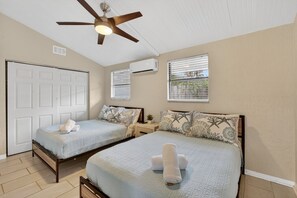 1 bedroom, iron/ironing board, travel cot, WiFi - Pet-Friendly Home Near the Beach (Englewood)