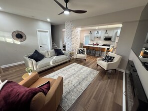 Living area - Fully Renovated Modern Cozy Suburban Gem (Lansing)
