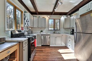 Fridge, microwave, oven, stovetop - Classic Killington Ski Chalet for 8 w/ Gear Room, 2 Fireplaces, 5 Mins to Slopes (Killington)