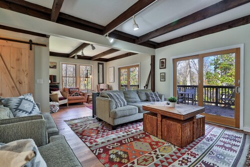 Classic Killington Ski Chalet for 8 w/ Gear Room, 2 Fireplaces, 5 Mins to Slopes