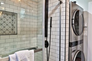 Shower, hair dryer, towels - Classic Killington Ski Chalet for 8 w/ Gear Room, 2 Fireplaces, 5 Mins to Slopes (Killington)