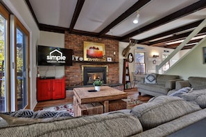 Smart TV, fireplace - Classic Killington Ski Chalet for 8 w/ Gear Room, 2 Fireplaces, 5 Mins to Slopes (Killington)