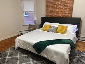 3 habitaciones, tabla de planchar con plancha, wifi y ropa de cama 