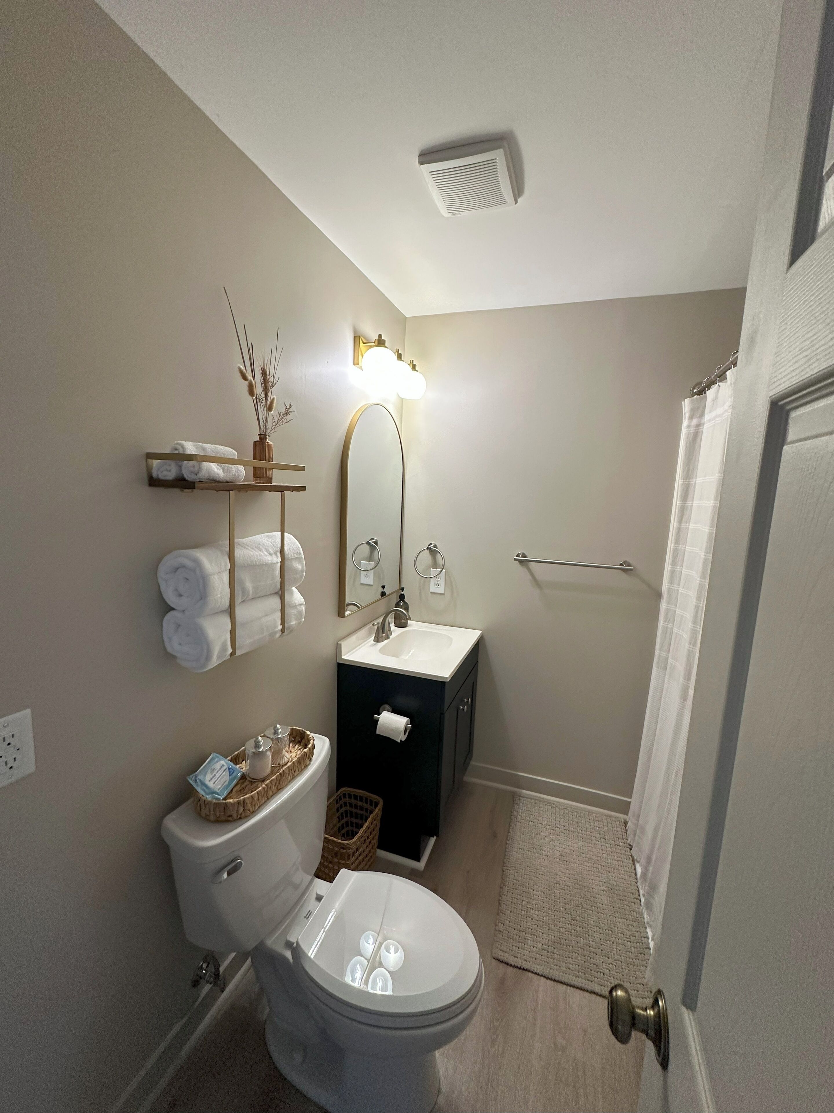 Douche, sèche-cheveux, serviettes fournies, savon