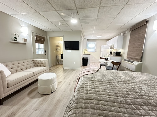 Cozy Studio Retreat W/ Pool Near Charlotte Airport