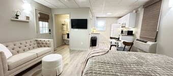 Cozy Studio Retreat W/ Pool Near Charlotte Airport