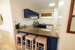 ثلاجة، ميكروويف، موقد طهي مسطح، غسالة أطباق