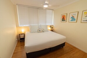 3 bedrooms, iron/ironing board, travel cot, WiFi - Whale Watch Unit 6 – Beachfront Bliss with Ocean Views (Point Lookout)