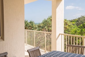Outdoor dining - Whale Watch Unit 6 – Beachfront Bliss with Ocean Views (Point Lookout)