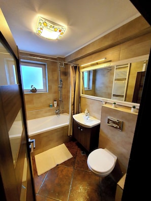 SĂšche-cheveux, serviettes fournies, savon, papier toilette