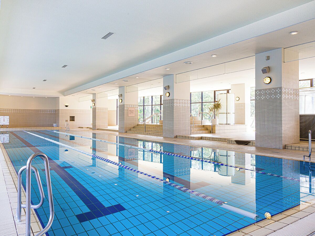 Una piscina al aire libre de temporada