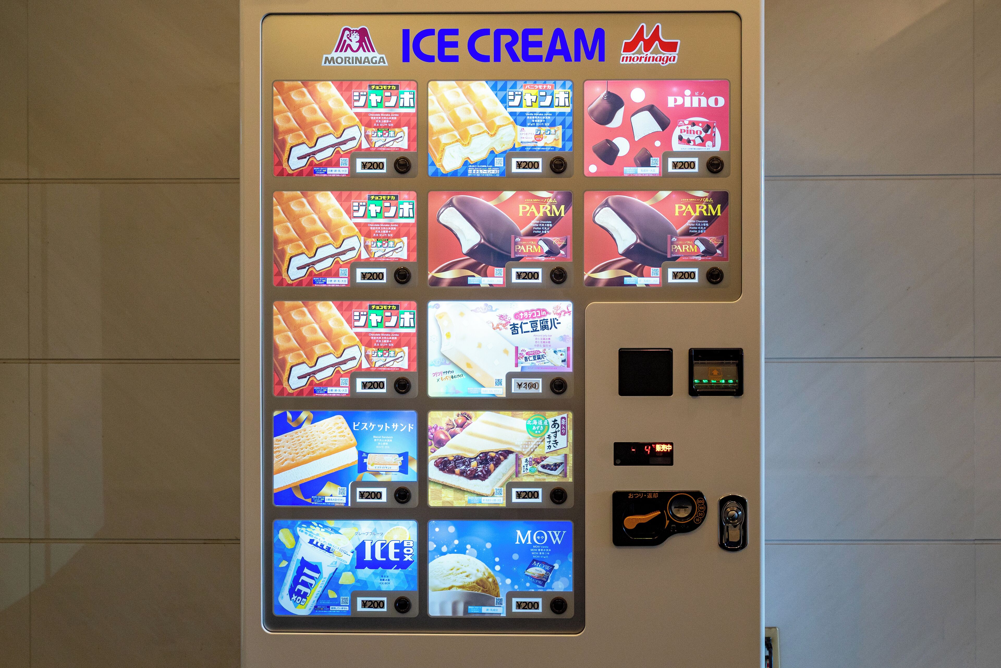 Una macchina distributrice con diverse opzioni di gelato, ognuna al prezzo di 200 yen.