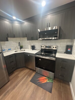 Microondas, horno, parrilla de estufa y lavavajillas 