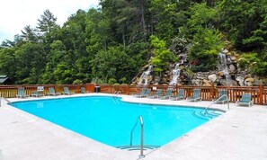 Pool - Hot Tub ✩ 2 King Beds   ✩ Mins to Pigeon Forge (Sevierville)