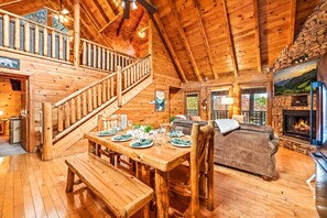 Dining - Hot Tub ✩ 2 King Beds ✩ Mins to Pigeon Forge (Sevierville)