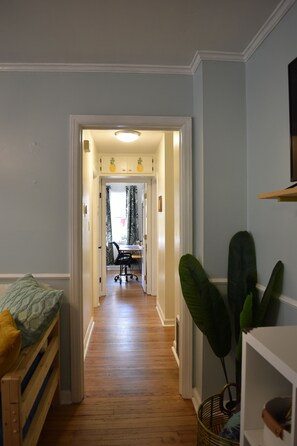 3 bedrooms, desk, iron/ironing board, free WiFi - Screened Patio, Fenced Yard, & Pet Friendly! (Savannah)