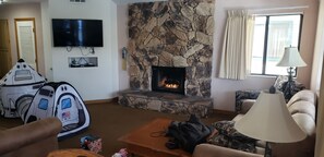 Televisión, chimenea, futbolito, mesa de ping pong