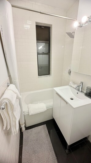Hair dryer, towels, soap, toilet paper - Cozy 1-bedroom apartment in charming New York with AC (New York)