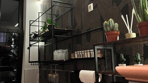 Et moderne køkken med indbygget komfur, en træbordplade og en backsplash med sort mønster.