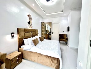 3 bedrooms, iron/ironing board, free WiFi -  DIPNIK Residence | 3BR Duplex| 24h Power-Smart TV (Lekki)