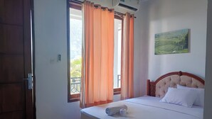 Standard Double Room | Free WiFi, bed sheets - Ayu Homestay (Kuta)