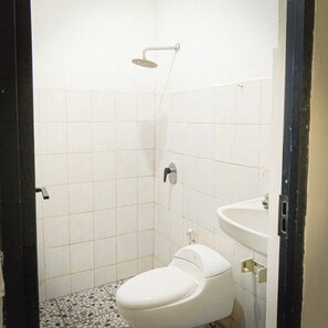 Dobbeltværelse - udsigt til have | Badeværelse | Bruser, brusehoved med spredningseffekt, bidet, håndklæder