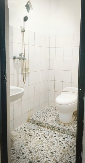 Habitación doble estándar, balcón, vista al jardín | Baño | Regadera, toallas, jabón, shampoo 