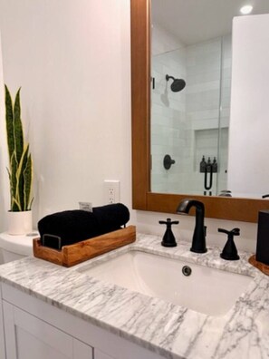 Haartrockner, Handtücher, Seife, Shampoo